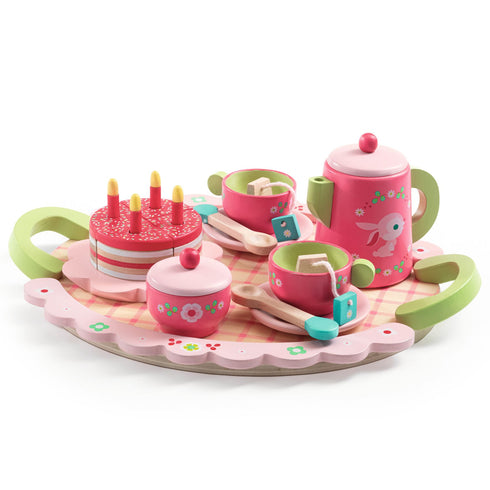 「リリローズ ティーパーティ」という商品です。ポット・ティーカップ・ケーキなどがセットになったピンクでおしゃれなティーセット。手でポッドを持って注いだり、スプーンで混ぜる動作は微細な運動の発達を促し、お話をしながら遊ぶことで社会性やコミュニケーション能力を育みます。