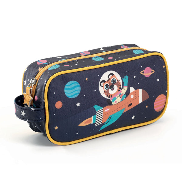 「ポーチ スペース」という商品です。宇宙の風景が美しく描かれたスクエア型のおしゃれなペンケースです。防水加工が施されているので汚れがつきにくく、また汚れても落としやすいです。