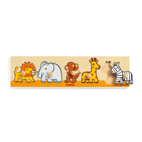 「リフトアウトパズル サバンナ」という商品です。1歳知育におすすめな木製の取っ手の付いたペグ付きパズル。遊びながら動物を覚えましょう。