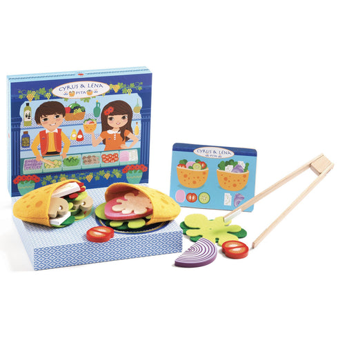「サイラス&レナ」という商品です。サイラスとレナのピタパンサンドのお店です。フェルトと木製でできた具材とトングを使って、ピタパンサンドのメニューカードを見ながら同じピタパンサンドを作りましょう。