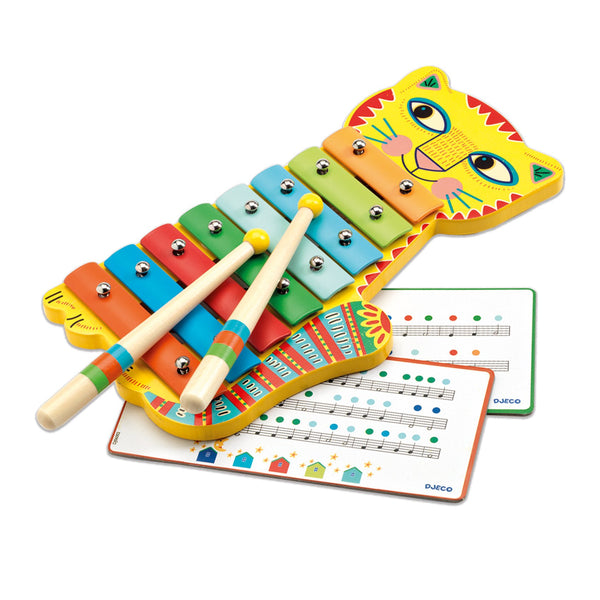 「メタルフォン」という商品です。子供向けのネコ型の鉄琴です。鍵盤の色で音符を表現した楽譜が2冊付属しています。