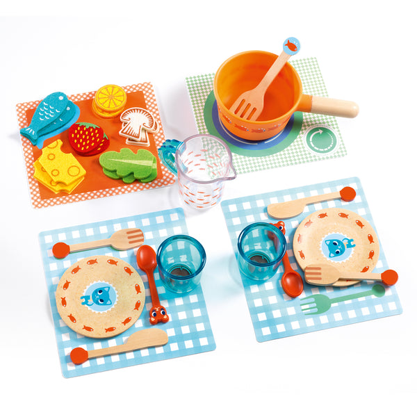 猫や魚の絵が描かれたキッチンのおままごとセットです。キッチンマッチには食器を屋外度が描かれていたりと、テーブルマナーも学ぶことができます。