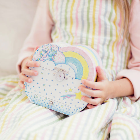 女の子の膝の上にジュエリーボックスがあります。ネックレスなどのアクセサリーや大切なものをしまっておきましょう。