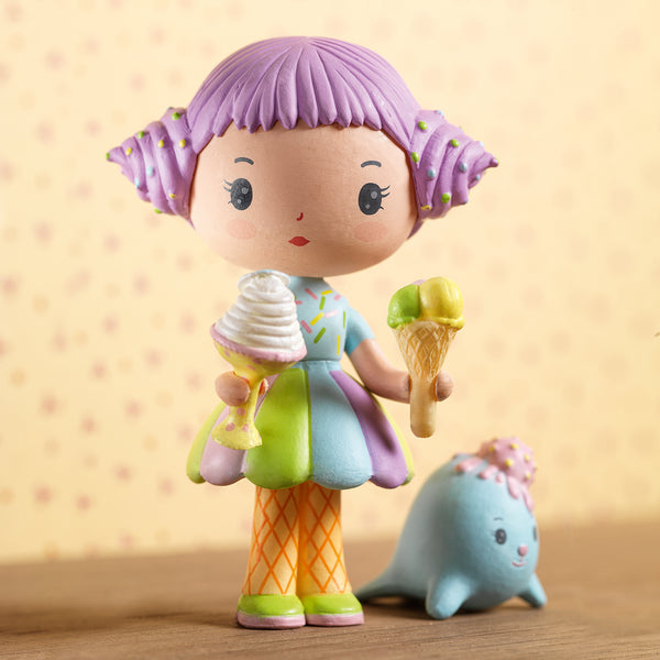 「ティーニー トゥッティー&フルッティー」という商品です。食べることが大好きな女の子トゥッティと仲間のフルッティの人形セット。TINYLY(ティーニー)のフィギュアシリーズ。
