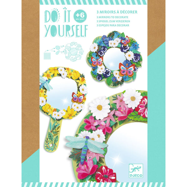 「DIY ミラーズ プリティーフラワー」という商品です。草花のシールを貼って3種類の可愛い手持ち鏡が作れる工作キットです。少しずつ重ねて貼ることで、立体的で華やかな鏡に仕上がります。