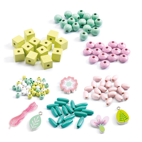 木製のビーズがたっぷり入った手作りアクセサリーのセット。グリーンやピンクのビーズに、かわいいお花や葉っぱのチャームがアクセントとして入っています。