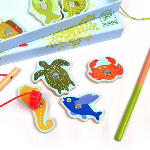 熱帯のお魚たちを釣り上げるフィッシングゲーム。釣り竿でトロピカルなマグネットの魚を釣ります。